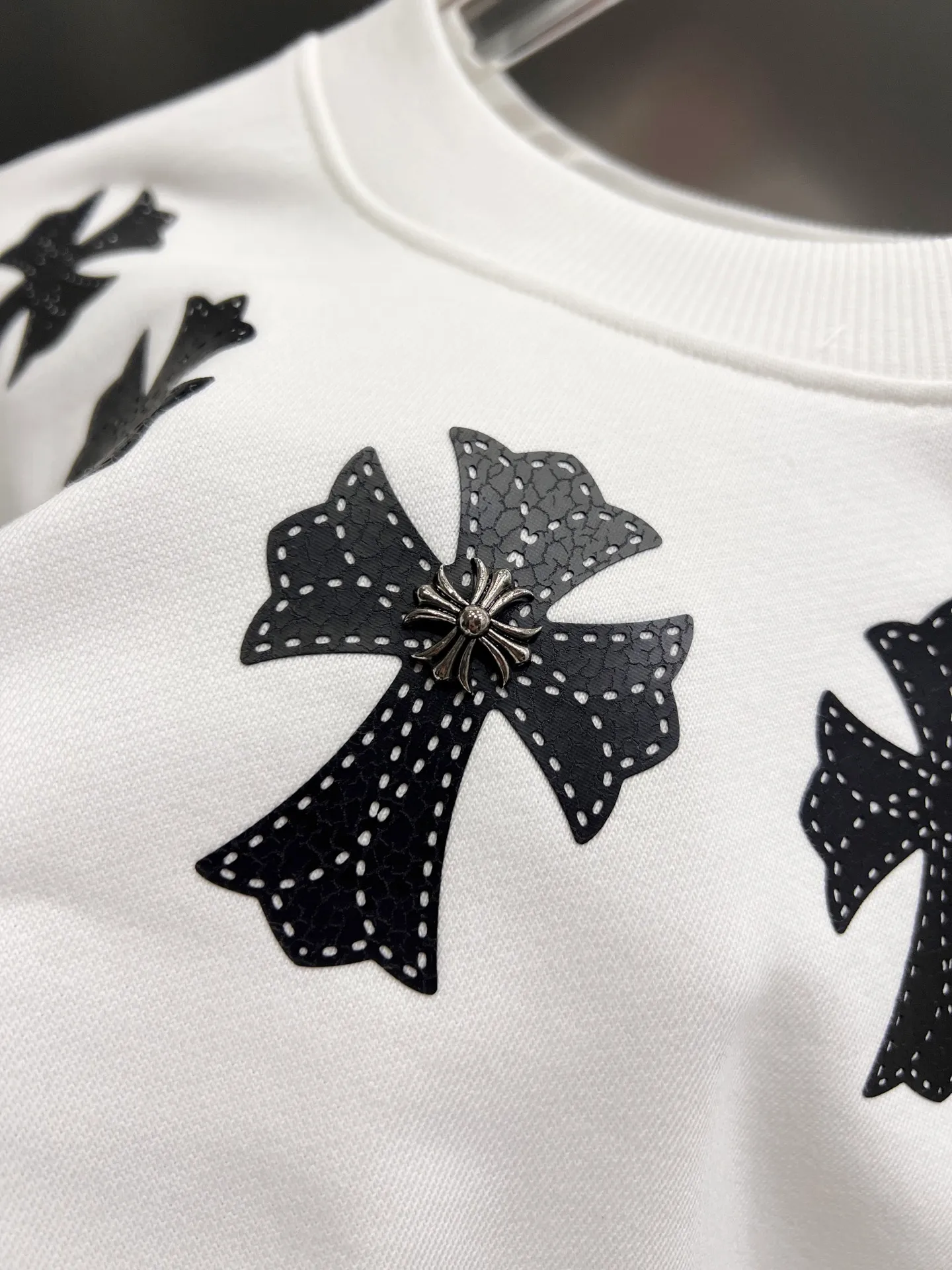 🅿️280 CH Crowe 2025 Autumn and Winter New Style Round Neck Long Sleeve Sweater Cross Patch Leather + Customized Hardware Metal Horseshoe Sanskrit Characters + Middle Eastern Australian Diamond Design Craftsmanship The real thing is great🔥Same style for men and women, loose version Size S M L XL XXL Five sizes Black White